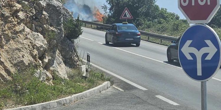 Slobodna Dalmacija – Vozači, pazite gdje bacate opuške: Vatrogasci iznad našeg turističkog bisera spriječili katastrofu, opreza nikad dosta