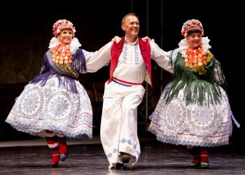 Ansambl Lado oduševio publiku u parku Gradac bogatstvom tradicijskog ruha, plesa i pokreta