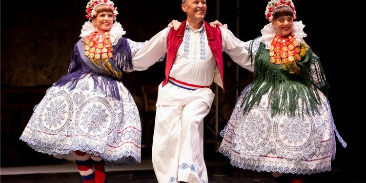 Ansambl Lado oduševio publiku u parku Gradac bogatstvom tradicijskog ruha, plesa i pokreta
