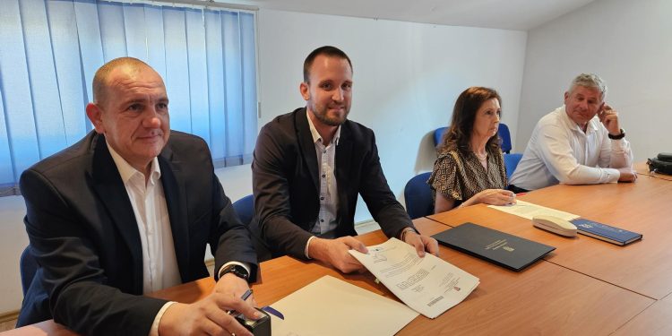 Slobodna Dalmacija – Dobra vijest za Triljane: potpisan ugovor vrijedan pola milijuna eura za održivo gospodarenje otpadom