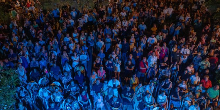 Trg u Kukljici bio je popunjen do posljednjeg mjesta zahvaljujući koncertu Marka Škugora