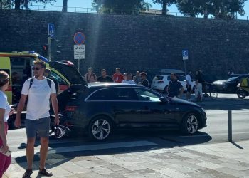 Osobno vozilo naletjelo na čovjeka u invalidskim kolicima i oborilo ga, završio je u bolnici s ozljedama