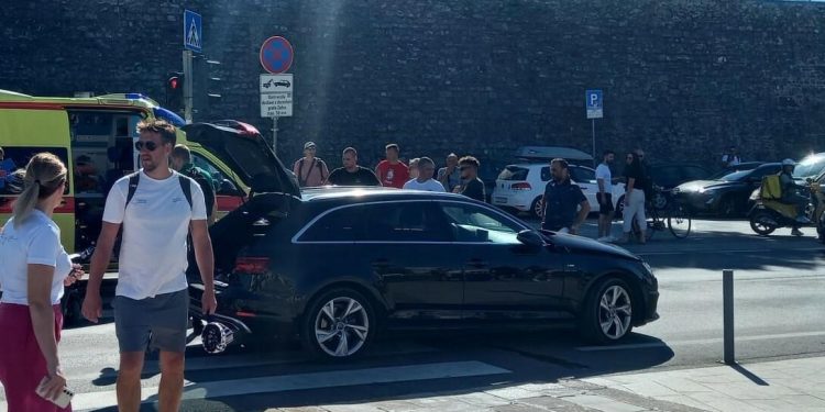 Osobno vozilo naletjelo na čovjeka u invalidskim kolicima i oborilo ga, završio je u bolnici s ozljedama