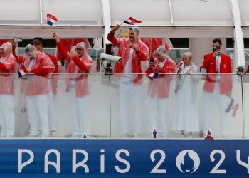 Kiša sve jače i jače pada, brodovi plove, teško je s jednog mjesta puno toga vidjeti i čuti…