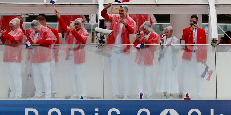 Kiša sve jače i jače pada, brodovi plove, teško je s jednog mjesta puno toga vidjeti i čuti…