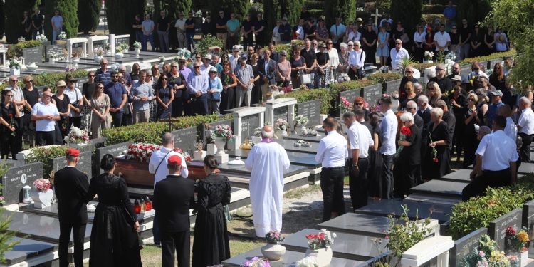 Slobodna Dalmacija – Na Lovrincu održan posljednji ispraćaj Ružice Mikačić: obitelj, kolege i prijatelji oprostili se od poznate novinarke