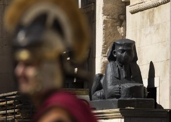 Slobodna Dalmacija – Nakon 1700 godina postavljene nove sfinge na splitski Peristil! Pogledajte kako su nastale skulpture i tko je ‘meštar’