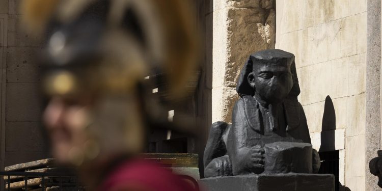 Slobodna Dalmacija – Nakon 1700 godina postavljene nove sfinge na splitski Peristil! Pogledajte kako su nastale skulpture i tko je ‘meštar’