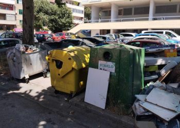 Slobodna Dalmacija – Šuta, kauč, drvenarija… Nadomak centra Splita izrodio mini deponij. Ironija svega je natpis na vrhu gomile otpada