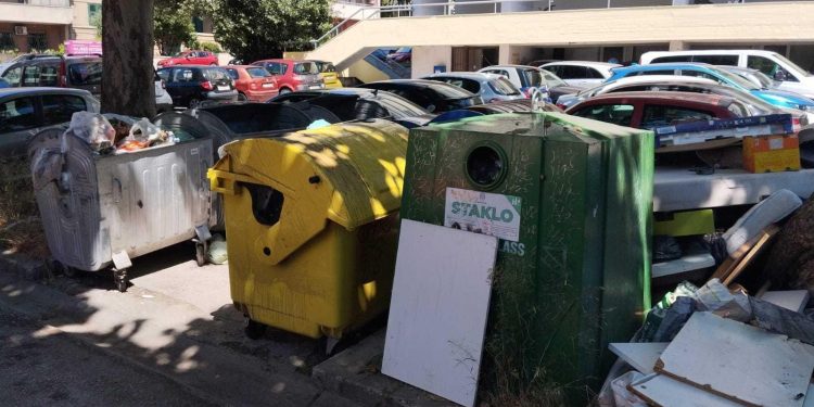 Slobodna Dalmacija – Šuta, kauč, drvenarija… Nadomak centra Splita izrodio mini deponij. Ironija svega je natpis na vrhu gomile otpada