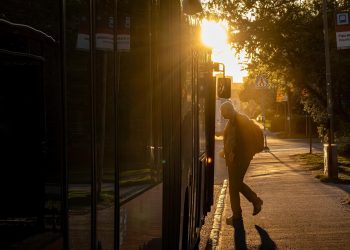 Slobodna Dalmacija – Tuga: naišli smo na splitskog nastavnika koji vuče vreću, sjeda u autobus, neugodno mu je. Nije prosjak, nije beskućnik