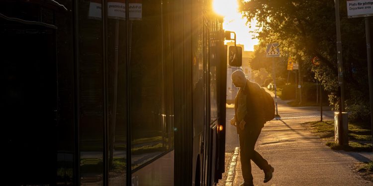 Slobodna Dalmacija – Tuga: naišli smo na splitskog nastavnika koji vuče vreću, sjeda u autobus, neugodno mu je. Nije prosjak, nije beskućnik