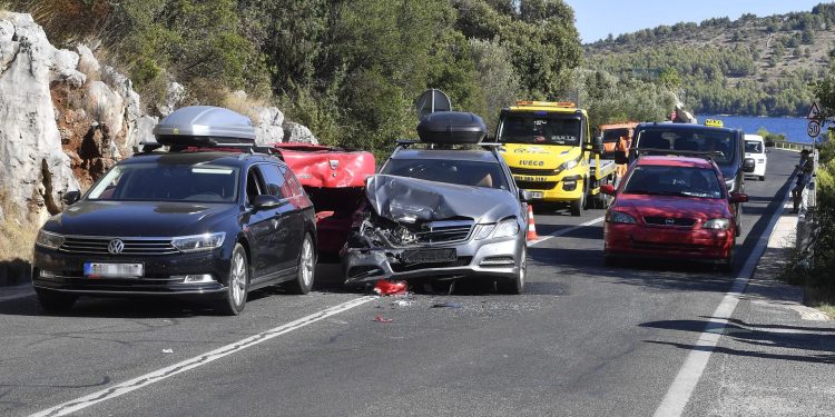 Slobodna Dalmacija – Serija prometnih nesreća kod Trogira! Naš fotoreporter je zatekao kaos, pogledaju što je snimio na licu mjesta