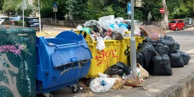 Slobodna Dalmacija – Iz splitskog Možemo! o ‘Čistoći’: Grad se guši u smeću, a slike prepunih kanti su dekor na društvenim mrežama