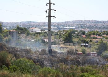 Slobodna Dalmacija – Požar kraj željezare u Kaštel Sućurcu još nije ugašen: vatrogasci će dežurati cijelu noć i natapati područje