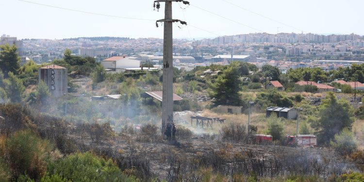 Slobodna Dalmacija – Požar kraj željezare u Kaštel Sućurcu još nije ugašen: vatrogasci će dežurati cijelu noć i natapati područje