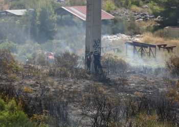 Slobodna Dalmacija – Jake vatrogasne snage zauzdale požar nadomak Splita! Sve je krenulo od dalekovoda; struja se počela vraćati u domove