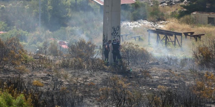 Slobodna Dalmacija – Jake vatrogasne snage zauzdale požar nadomak Splita! Sve je krenulo od dalekovoda; struja se počela vraćati u domove