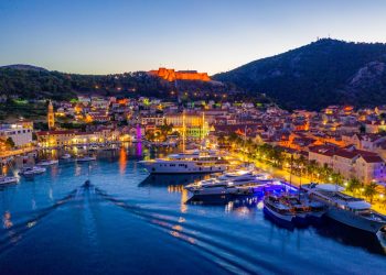 Slobodna Dalmacija – Hvar je prije bio poznat po ekskluzivnosti, a danas po crnoj kronici. Odavno to nije društvo za nas, obične ljude…