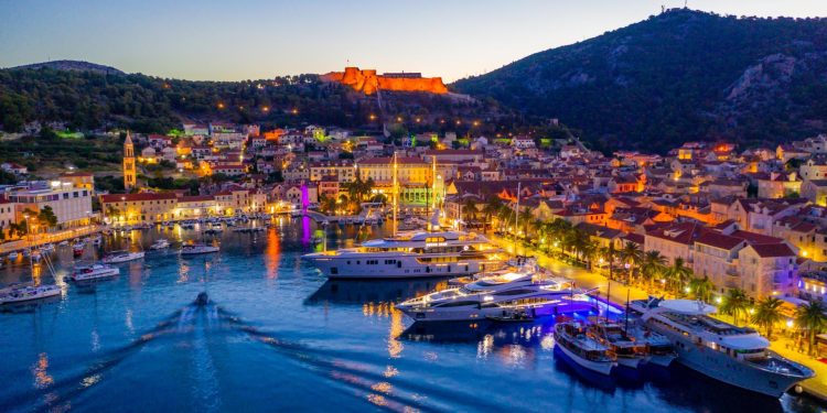 Slobodna Dalmacija – Hvar je prije bio poznat po ekskluzivnosti, a danas po crnoj kronici. Odavno to nije društvo za nas, obične ljude…