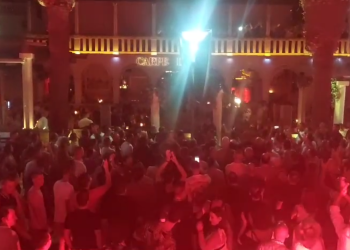 Slobodna Dalmacija – VIDEO Hvarani složno protiv Ćurkovića: ‘Ajdete doma!’, ‘Carpe diem, ne Carpe droga!’ Pljeskali vlasniku ‘Garifula’…