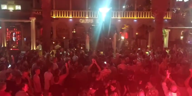 Slobodna Dalmacija – VIDEO Hvarani složno protiv Ćurkovića: ‘Ajdete doma!’, ‘Carpe diem, ne Carpe droga!’ Pljeskali vlasniku ‘Garifula’…