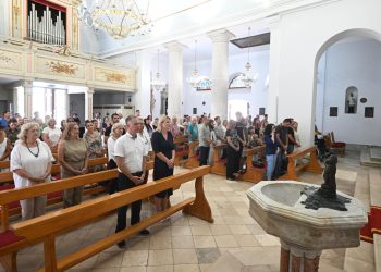 Dubrovački – Svećenik iz Dubrovnika nasmijao vjernike na misi u Korčuli: ‘Oliver ili Papa Frane