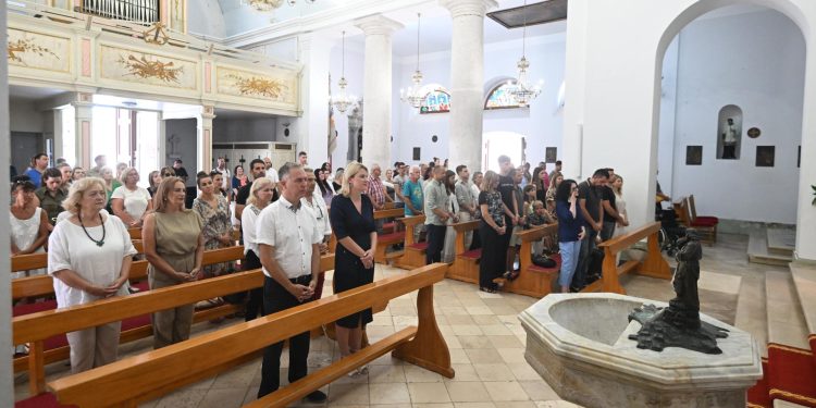 Dubrovački – Svećenik iz Dubrovnika nasmijao vjernike na misi u Korčuli: ‘Oliver ili Papa Frane