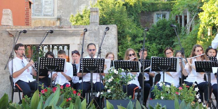 Gradska glazba Dubrovnik gostovala u ‘Noći starog Orebića’, a večer je bila i humanitarnog karaktera