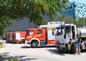 Požar u šoping centru je ugašen: Ozlijeđenih nema, pravi metež nastao je na parkiralištu