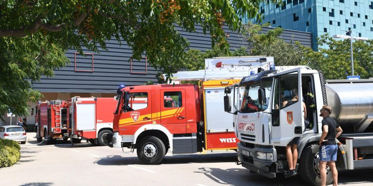 Požar u šoping centru je ugašen: Ozlijeđenih nema, pravi metež nastao je na parkiralištu