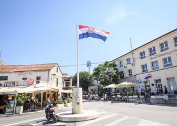 Murterski revolveraš prije hitaca u zrak poprskao paprenim sprejom konobare u jednom lokalu, a iz drugog ga izbacili…