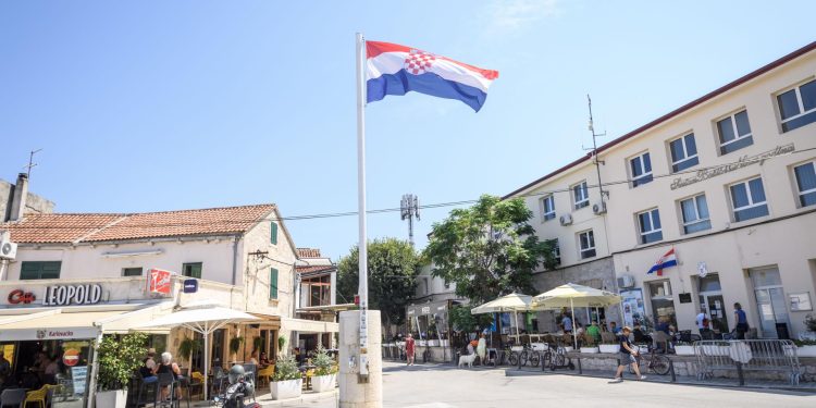 Murterski revolveraš prije hitaca u zrak poprskao paprenim sprejom konobare u jednom lokalu, a iz drugog ga izbacili…