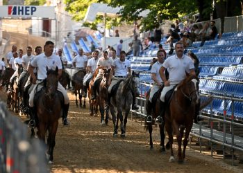Slobodna Dalmacija – Zar ni među alkarima ne može bez politike?! Podijelili se na lijeve i desne pa opasno ‘zaratili’, otkrivamo pozadinu