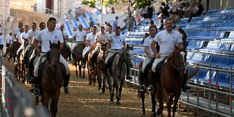 Slobodna Dalmacija – Zar ni među alkarima ne može bez politike?! Podijelili se na lijeve i desne pa opasno ‘zaratili’, otkrivamo pozadinu