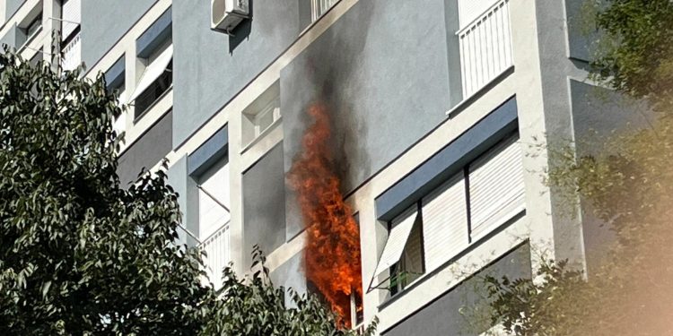 Slobodna Dalmacija – VIDEO: Pogledajte kako je izgledalo gašenje plamteće buktinje u splitskom neboderu. Vatrogasci su morali improvizirati