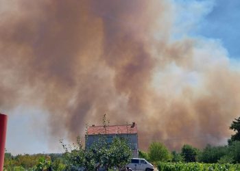 Požar s požarišta Zemunik Donji proširio se na prostor vojarne u Zemuniku, situacija je pod kontrolom