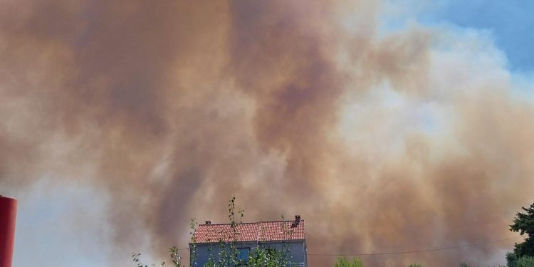 Požar s požarišta Zemunik Donji proširio se na prostor vojarne u Zemuniku, situacija je pod kontrolom