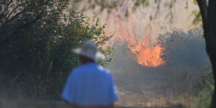 U borbi s vatrenom stihijom izbjegnuta katastrofa: Vatrogasci proveli evakuaciju djece i starijih osoba