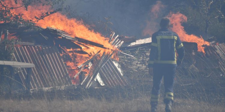 Slobodna Dalmacija – Donosimo fotografije s požarišta u zaleđu Zadra, na terenu je bio angažiran maksimalan broj vatrogasnih snaga