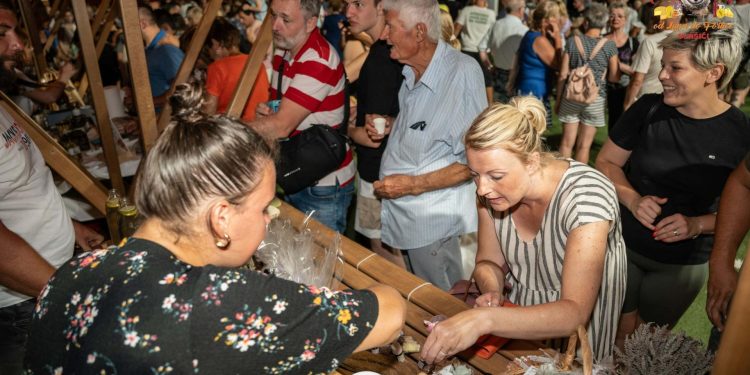 Uspješno održan 7. Sajam otočnih proizvoda “Od Luna do Fortice”, okupio brojne lokalne proizvođače, posjetitelje i ljubitelje specijaliteta