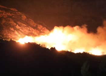 Slobodna Dalmacija – Požar kraj Tučepa se širi! Šef vatrogasaca: ‘Prve kuće su obranjene, evakuiramo ljude… Situacija je teška’