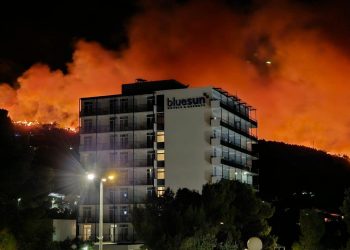Slobodna Dalmacija – Vatrena buktinja u Tučepima gutala automobil! Na terenu sve raspoložive snage: ‘Ne izgleda dobro, dajemo sve od sebe’