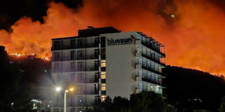 Slobodna Dalmacija – Vatrena buktinja u Tučepima gutala automobil! Na terenu sve raspoložive snage: ‘Ne izgleda dobro, dajemo sve od sebe’