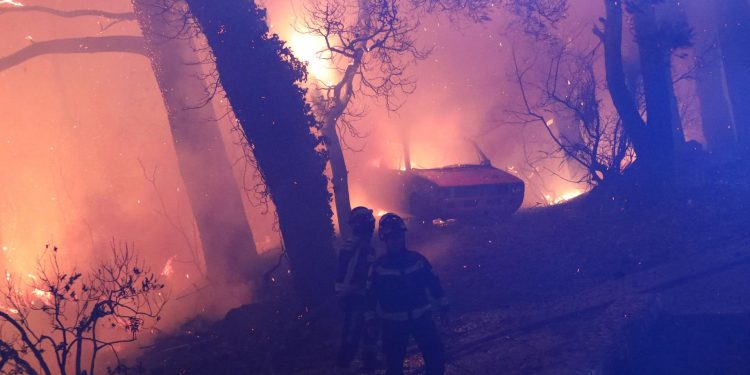 Slobodna Dalmacija – Vatrogasci pokazali kako požar izgleda iznutra, čuju se povišeni tonovi: ‘Ajde nemoj, penji se tu…’