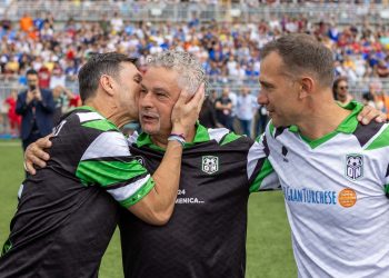 U JAVNOSTI PRVI PUT NAKON PLJAČKE Baggio nije mogao sakriti suze, ganuo ga doček navijača na utakmici legendi | NACIONAL.HR