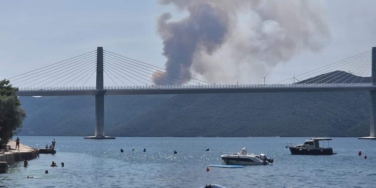 VELIKI POŽAR NA PELJEŠCU! “Ne izgleda dobro, na teren idu sve snage i tri kanadera!”