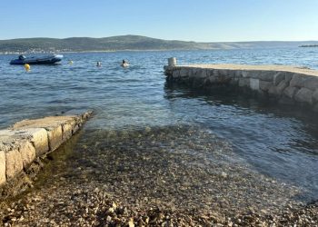 EPIDEMIJA BAHATLUKA U PRVIM REDOVIMA DO MORA Čovjek potjerao ženu s plaže u Selinama: "Ovo je privat, ovo sam ja gradijo"