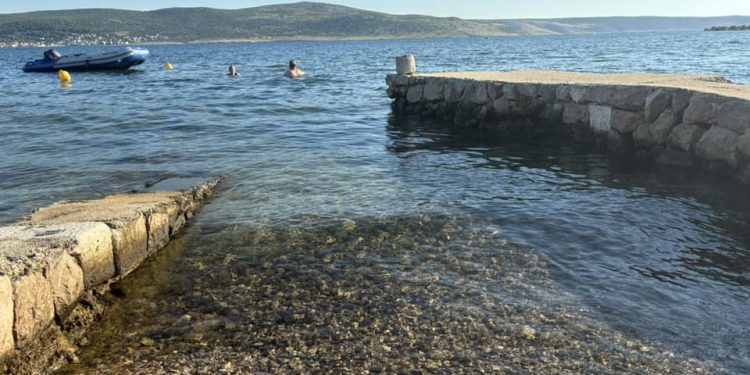 EPIDEMIJA BAHATLUKA U PRVIM REDOVIMA DO MORA Čovjek potjerao ženu s plaže u Selinama: "Ovo je privat, ovo sam ja gradijo"