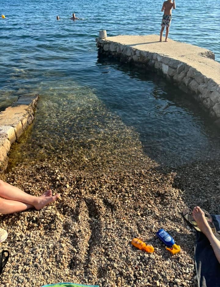 EPIDEMIJA BAHATLUKA U PRVIM REDOVIMA DO MORA Čovjek potjerao ženu s plaže u Selinama: "Ovo je privat, ovo sam ja gradijo"